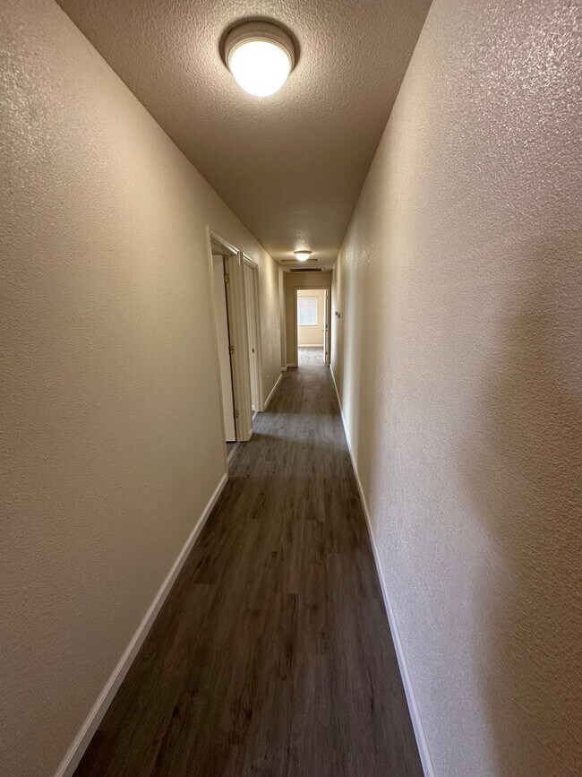 Building Photo - Updated Duplex Unit Move-In Ready