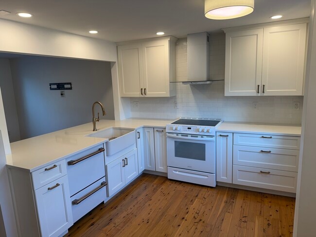 Building Photo - 25 Lawrence St