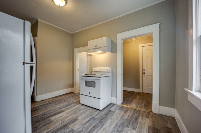 Building Photo - Freshly Updated 3 Bedroom Home