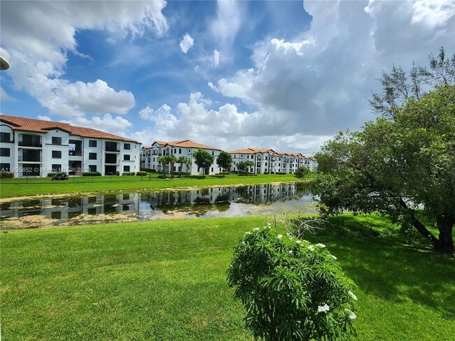 Building Photo - 9425 Fontainebleau Blvd