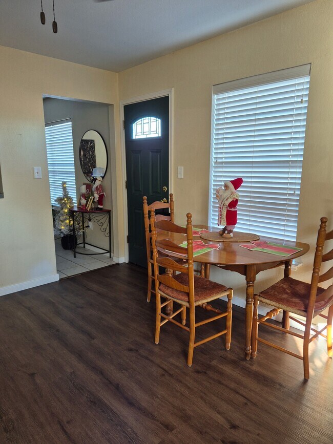 Building Photo - 2102 N Pearland Ave