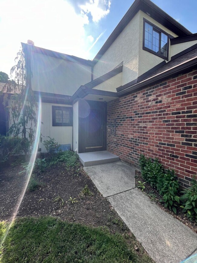 Foto del edificio - Beautifully Renovated 2 Bed 2.5 Bath Apart...