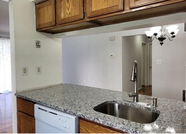 Foto del edificio - 1302 Commons at Kingswood Dr