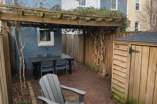 Foto del edificio - 1215 C St SE