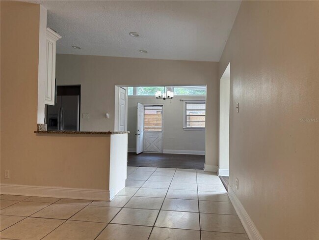 Foto del edificio - 7613 Daphne Ave