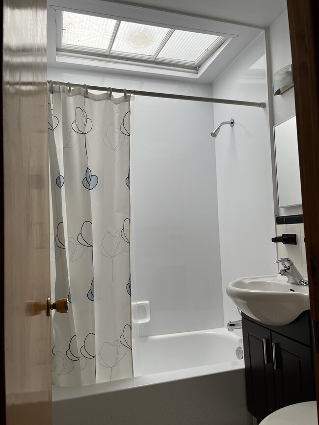 Building Photo - 5855 Rue De Cadillac