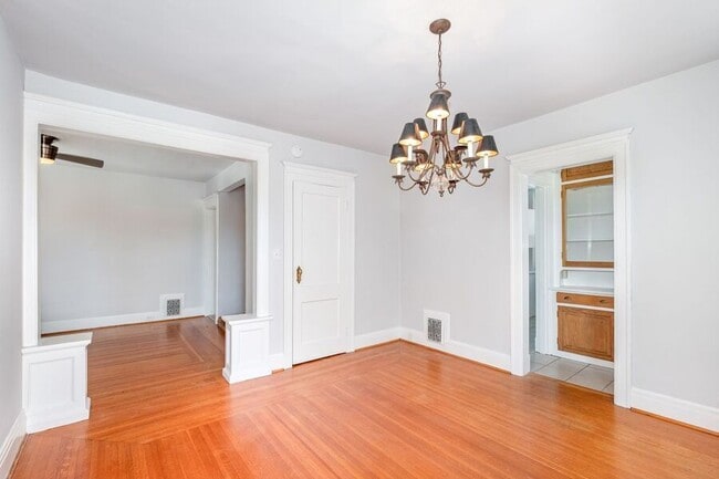 Foto del edificio - 2744 Madison Rd