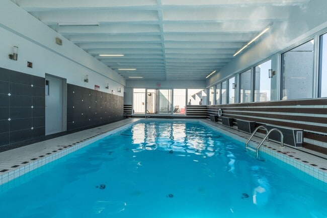 Building Photo - 1975 Maisonneuve Blvd W