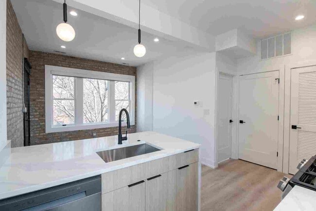 Building Photo - 1041 W Byron St