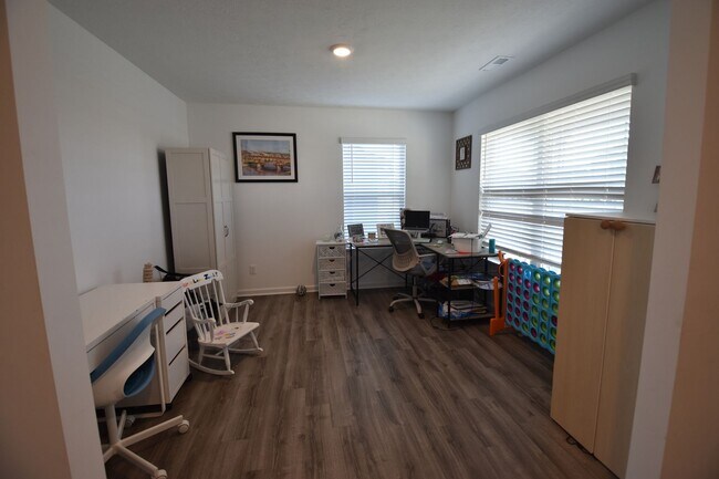 Foto del edificio - Five Bedroom Home in Greenfield for Rent