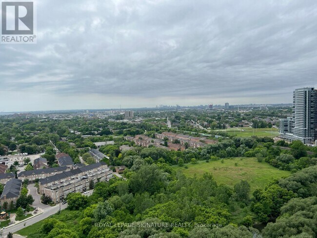 Photo du bâtiment - 2220 Lake Shore Blvd W