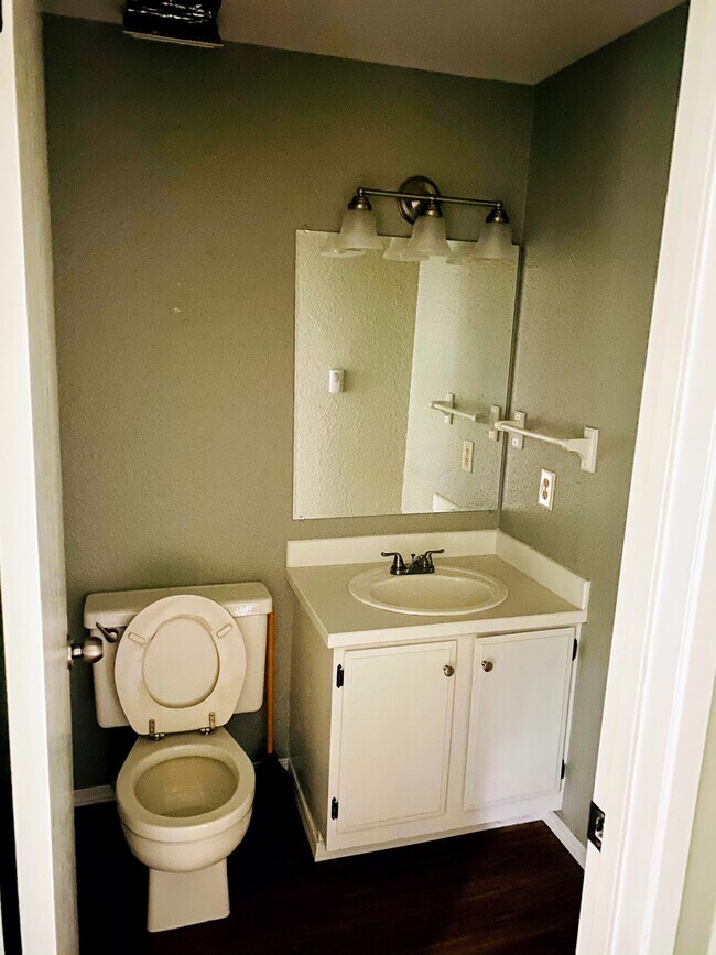 Baño de visitas en la planta principal - 330 SE Donnelly Ln