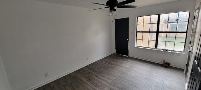 Building Photo - 303 W Richard Ave