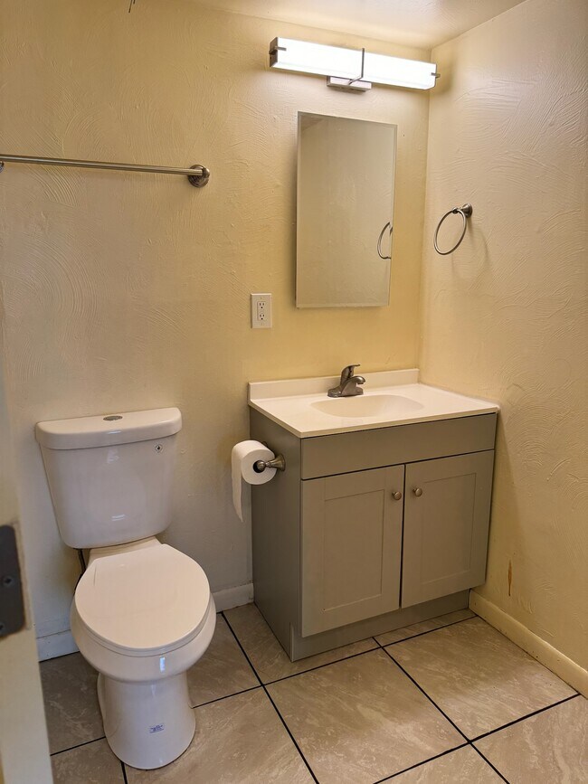 Foto del edificio - 1537 W Roger Rd