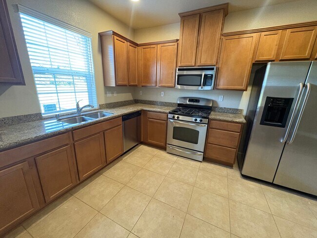 Foto del edificio - Charming 2-Bed, 2.5-Bath home in Roseville