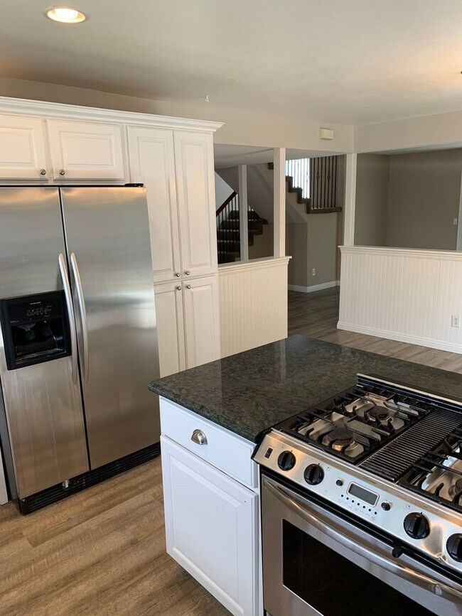 Building Photo - MOVE-IN READY! 4+2 on cul-de-sac w/XL bonu...