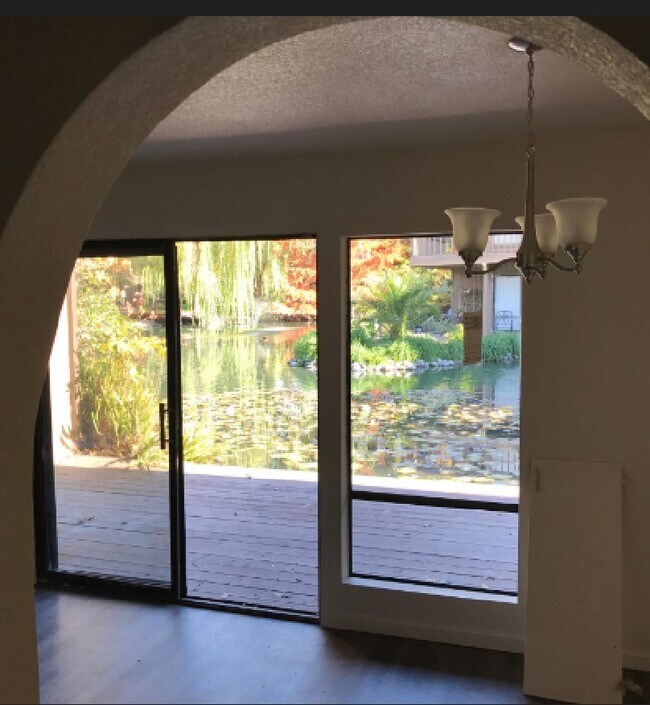 Foto del edificio - 2422 Larkspur Ln