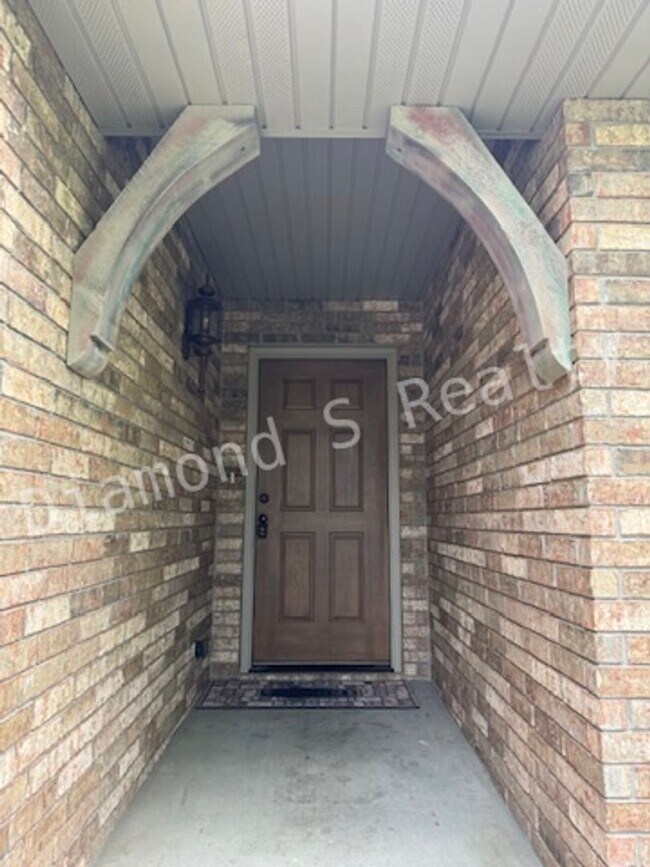Building Photo - Gorgeous 3 Bedroom All Brick Home Availabl...