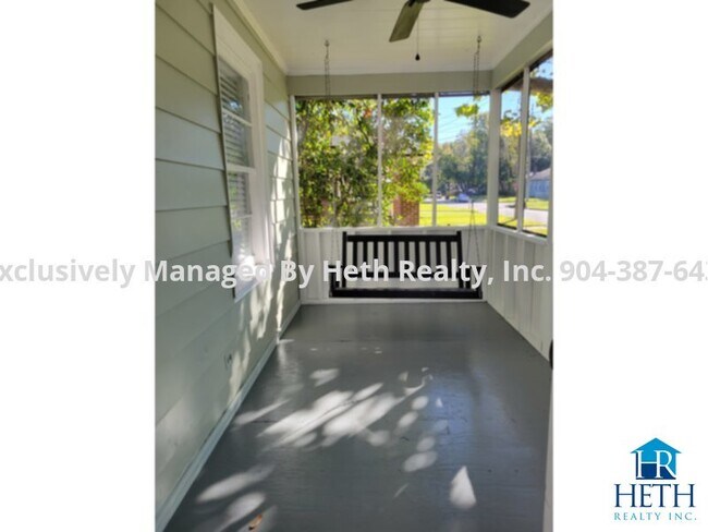 Building Photo - 2 bedroom home