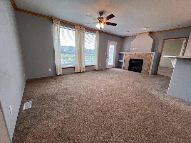 Foto del edificio - Application Pending - 3 Bedroom Home with ...