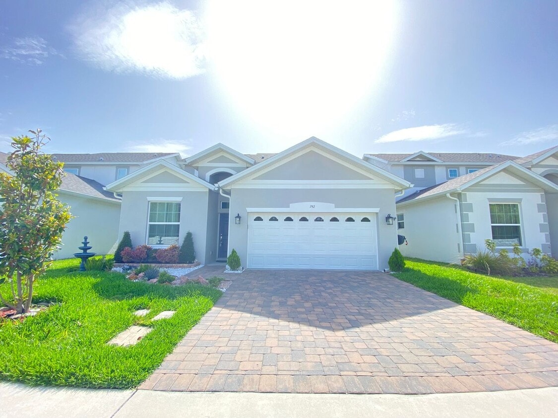 Primary Photo - 3B/3B, modern gourmet kitchen, water views...