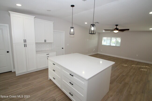Foto del edificio - 580 Pine Tree Dr