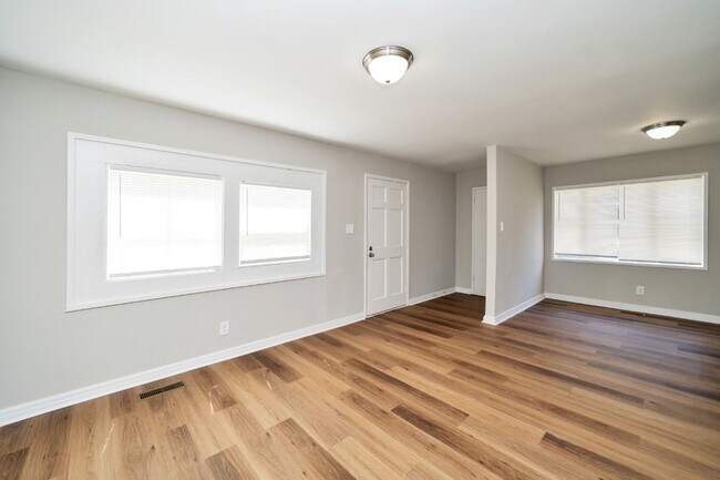 Building Photo - Super Cute & Spotless Corner Lot Home in Bessemer