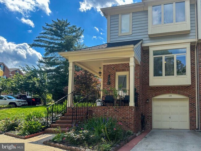 Building Photo - 120 E Colonial Dr