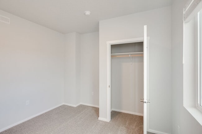 Building Photo - Now Leasing!  Great Location, Community, Q...
