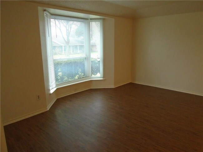 Building Photo - 615 E Cherry St