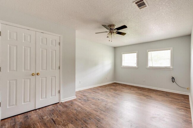 Foto del edificio - 6608 Columbus Cir