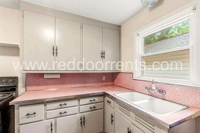 Foto del edificio - Cozy 2-Bed Bungalow Near Broad Ripple & Fall Creek!