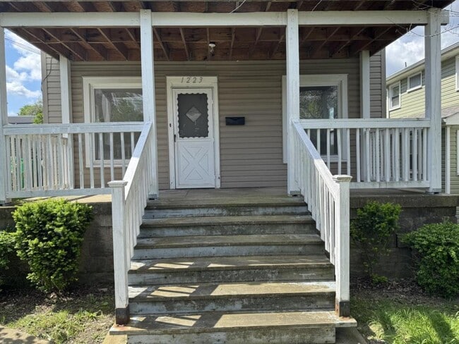 Photo - 1223 Colescott St House