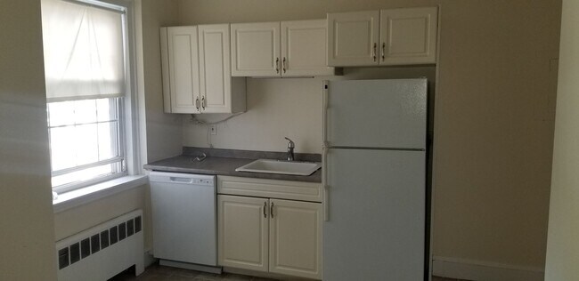 Foto del edificio - Beautiful 1 Bed 1 Bath on Belmont St. in Watertown