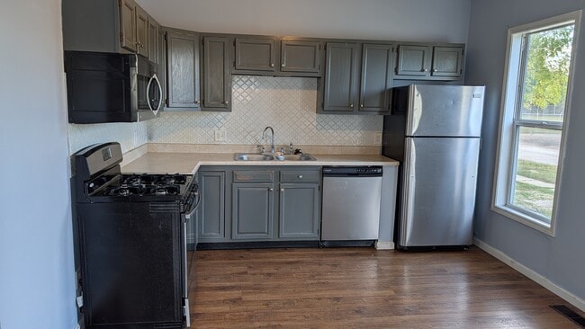 Building Photo - 426 W Elm St