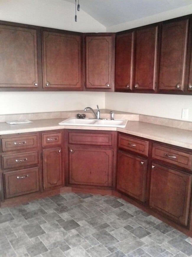 Building Photo - Charming 2-Bedroom Unit in Quiet Moline Location