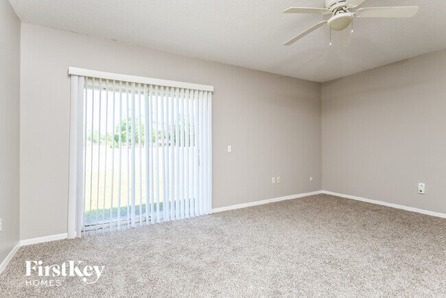 Building Photo - 702 Cotulla Dr