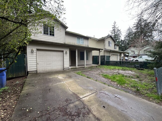 Foto del edificio - Spacious Home with 4 Bedrooms, Fireplace & Attached Garage