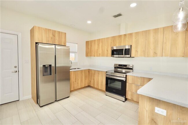 Building Photo - 18 Israel E Ave