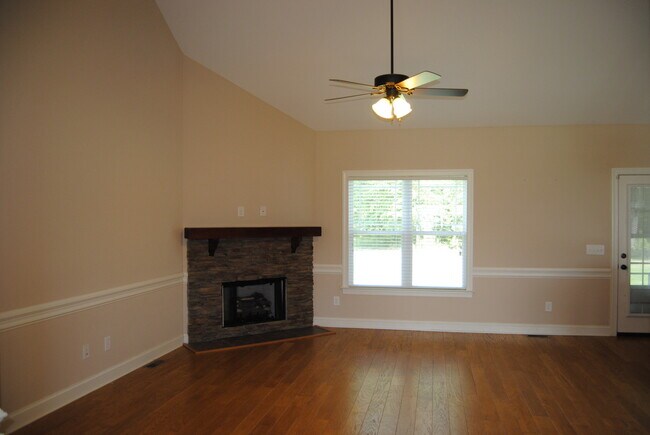 Building Photo - 211 Willowbrook Dr
