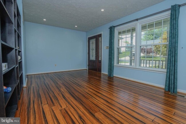 Foto del edificio - 359 Point to Point Rd