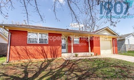 Photo - 1611 Pinewood Dr House