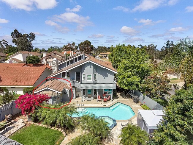 La casita (encerrada en un círculo rojo) está unida a la espalda de un residente principal. - 10045 Waldgrove Pl