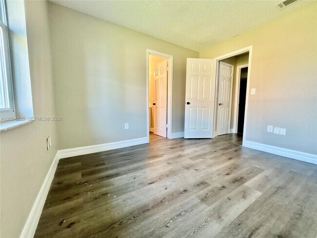 Foto del edificio - 504 Blackbird Ln