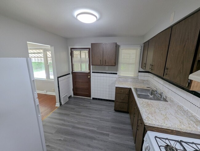 Building Photo - Cozy 3 Bedroom House!