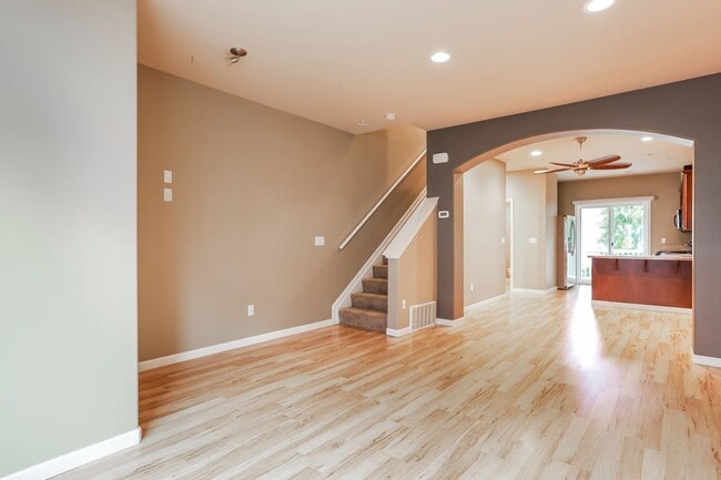 Building Photo - Bright and inviting townhome located in a charming community in Mountlake Terrace.