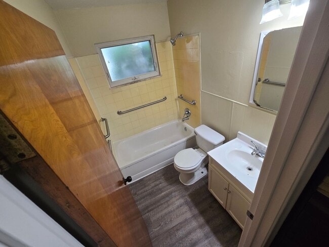 Building Photo - 3 Bedroom House
