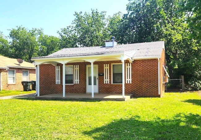 Foto del edificio - 2 Bed 1 Bath 1 Car  Detached Garage in Chesser Addn Midwest City