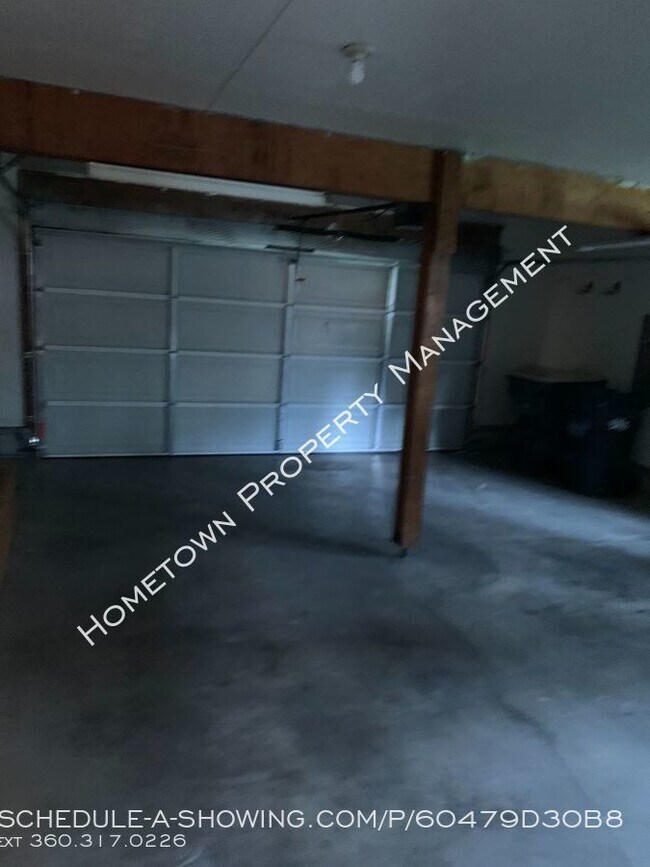 Building Photo - Lake Forest Home Available NOW!