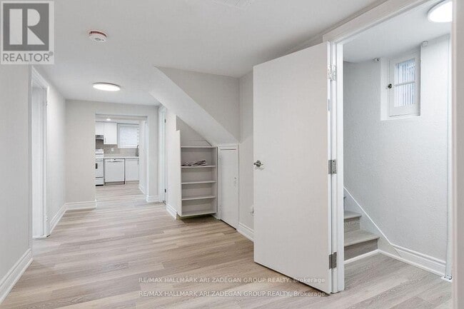 Building Photo - 39 Laurelcrest Ave